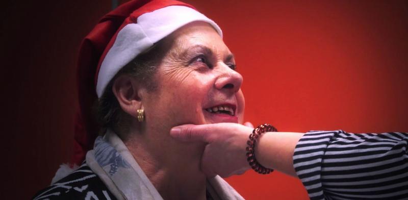 Mujer mayor con gorro