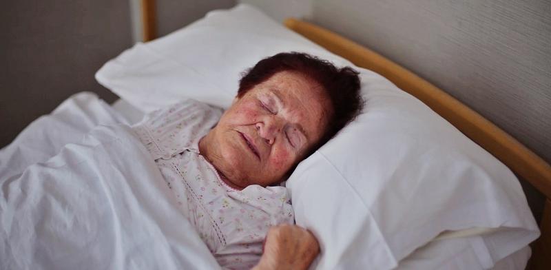 Mujer mayor durmiendo en su cama
