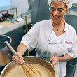 Cocinera preparando una crema